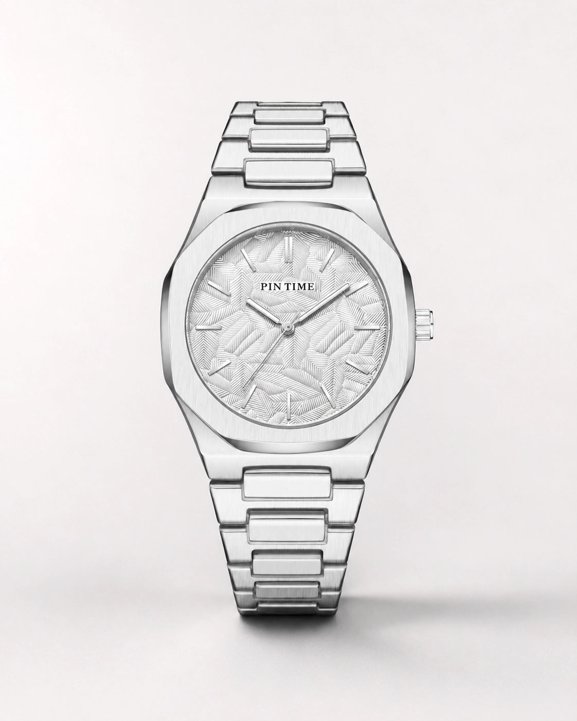 Luxora Argentys luxe herenhorloge met zilveren roestvrijstalen band, witte reliëfwijzerplaat en elegant modern design.