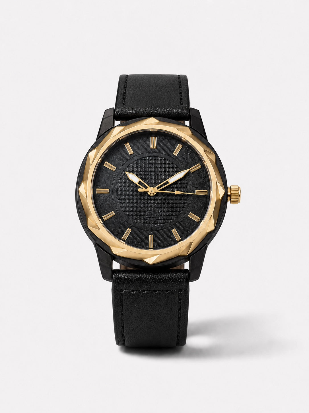 Zwart-goud horloge met leren band, zwarte wijzerplaat en luxe gouden details