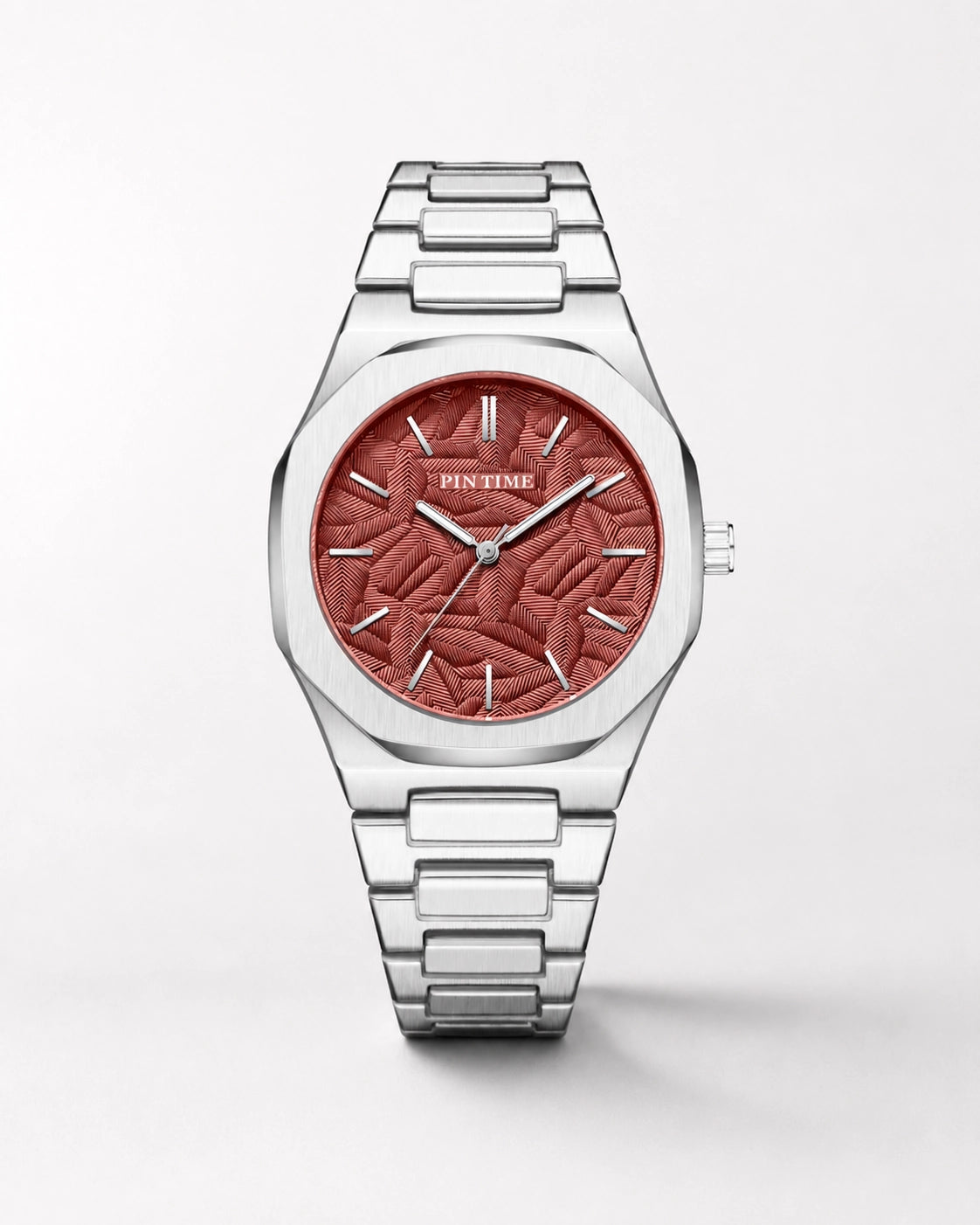 Luxora Carmesyl premium herenhorloge met zilveren metalen band, dieprode reliëfwijzerplaat en verfijnde luxe afwerking.