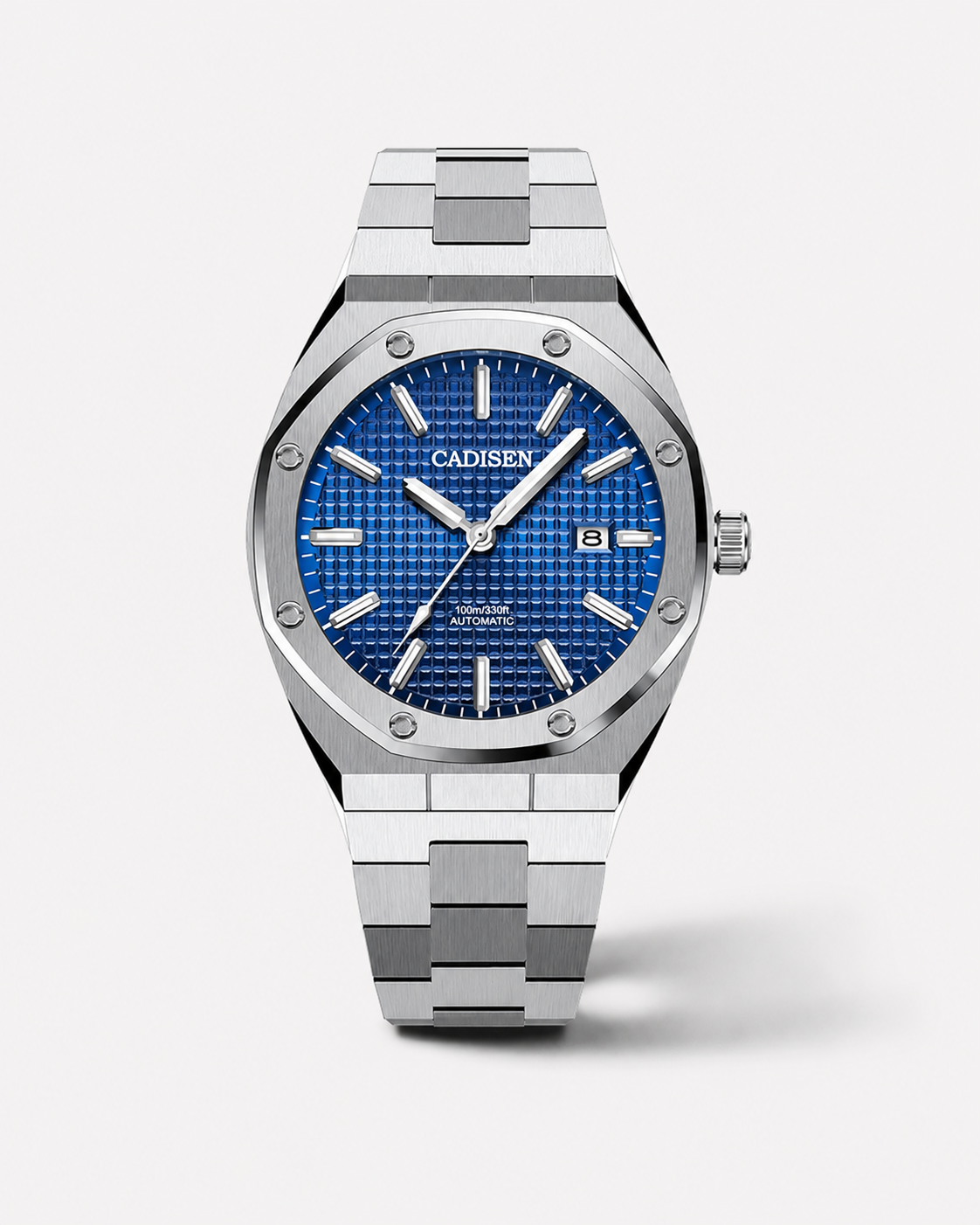 Zilverkleurig herenhorloge met blauwe wijzerplaat op witte achtergrond