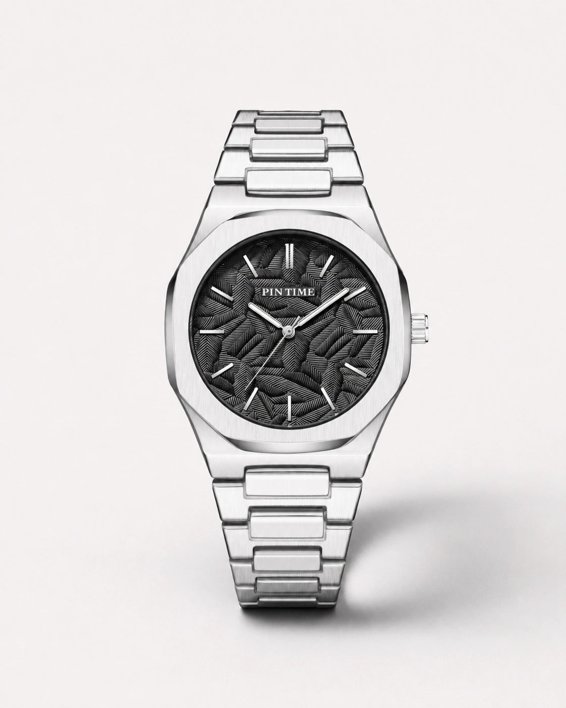 Luxora Obsceren premium herenhorloge met zilveren metalen band, zwarte reliëfwijzerplaat en krachtig minimalistisch design.