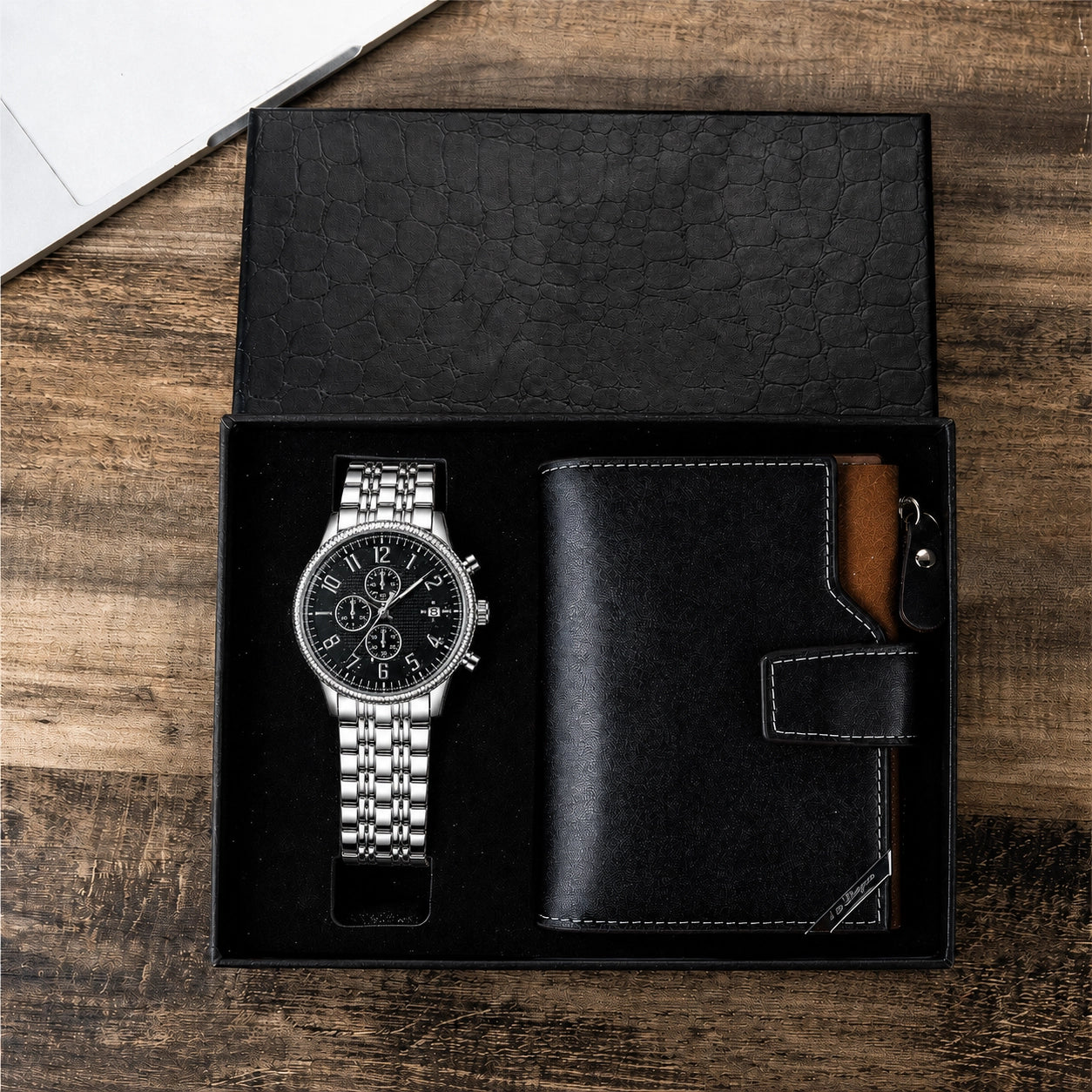 Premium geschenkset met zwarte leren portemonnee en zilverkleurig horloge in luxe doos