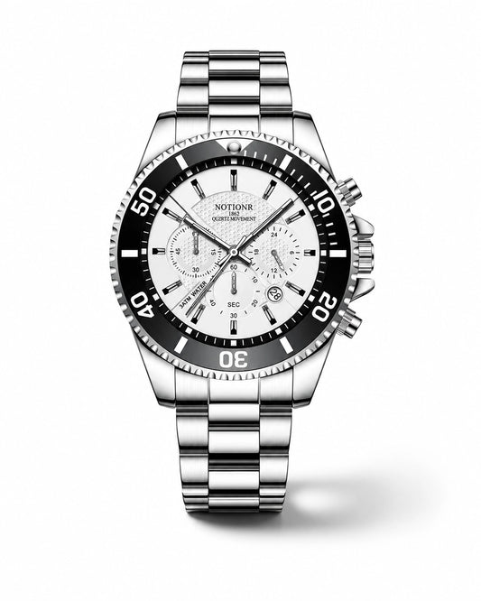 Zilvermarkies luxe herenchronograaf met witte wijzerplaat, zwarte duikring, zilverkleurige metalen band, drie subdials en datumweergave